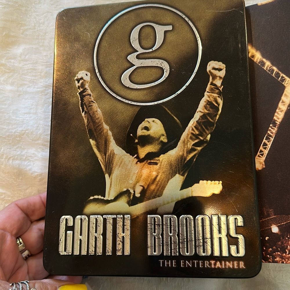 Garth Brooks: The Entertainer DVD Set - Gold